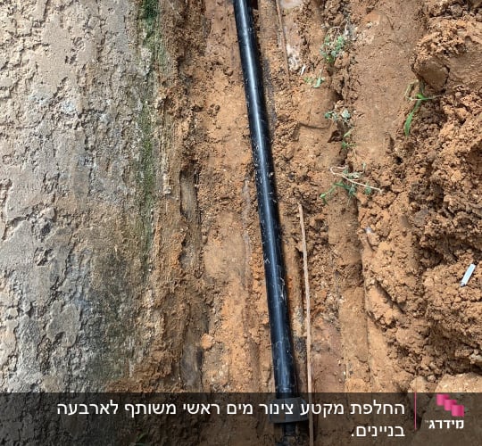 צינור שחור מונח בתעלה באדמה